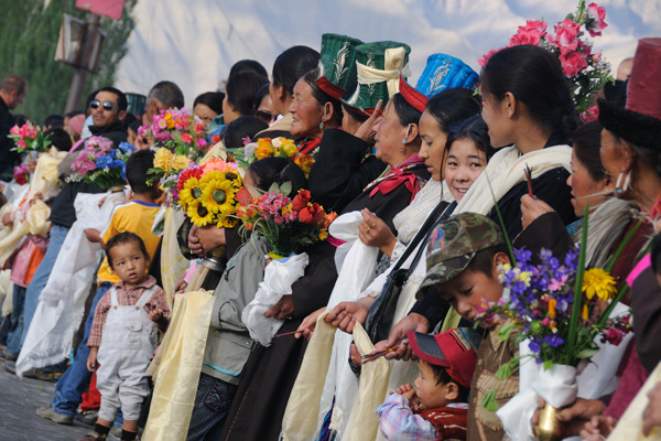 Ladakhis en habits traditionnels pour la venue du Dalaïlama à Leh – Voyage à moto Transhimalayenne et Ladakh, Inde, Himalaya Ladakhis en habits traditionnels pour la venue du Dalaïlama à Leh - Voyage à moto Transhimalayenne et Ladakh, Inde, Himalaya