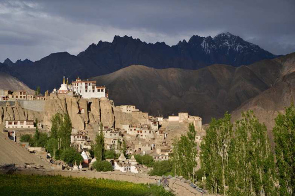 Monastère de lamayuru au Ladakh – Voyage à moto Transhimalayenne et Ladakh, Inde, Himalaya Monastère de lamayuru au Ladakh - Voyage à moto Transhimalayenne et Ladakh, Inde, Himalaya