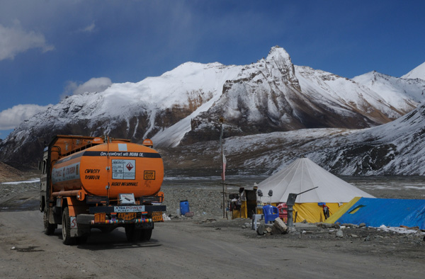 Resto / Dhabha sur la route Manali à Leh – Voyage à moto Transhimalayenne et Ladakh, Inde, Himalaya Resto / Dhabha sur la route Manali à Leh - Voyage à moto Transhimalayenne et Ladakh, Inde, Himalaya