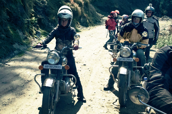 Royal Enfield vers le col de Jalori, Kinnaur – Voyage moto du Kinnaur au Spiti, Himachal pradesh, Inde, Himalaya Royal Enfield vers le col de Jalori, Kinnaur - Voyage moto du Kinnaur au Spiti, Himachal pradesh, Inde, Himalaya