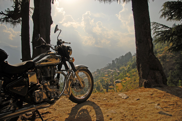 Royal Enfield dans la vallée de Kulu – Voyage à moto Transhimalayenne et Ladakh, Inde, Himalaya Royal Enfield dans la vallée de Kulu - Voyage à moto Transhimalayenne et Ladakh, Inde, Himalaya