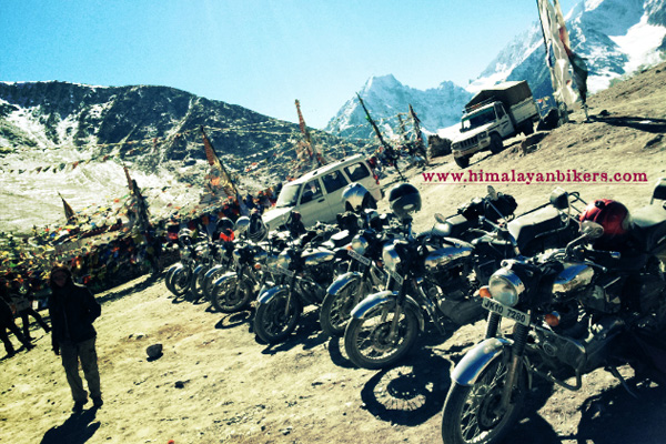 Royal Enfield au col du Kumzum La au Spiti – Voyage moto du Kinnaur au Spiti, Himachal pradesh, Inde, Himalaya Royal Enfield au col du Kumzum La au Spiti - Voyage moto du Kinnaur au Spiti, Himachal pradesh, Inde, Himalaya