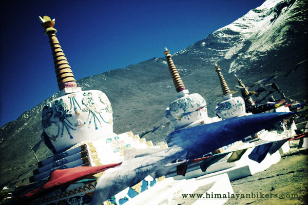 Stupa au col du Kumzum La – Voyage moto du Kinnaur au Spiti, Himachal pradesh, Inde, Himalaya Stupa au col du Kumzum La - Voyage moto du Kinnaur au Spiti, Himachal pradesh, Inde, Himalaya