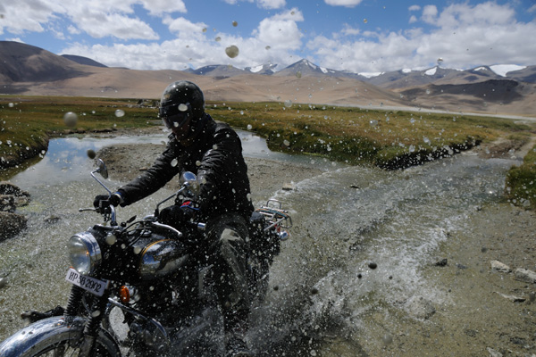 Royal Enfield au Lac Tsokar – Voyage à moto Transhimalayenne et Ladakh, Inde, Himalaya Royal Enfield au Lac Tsokar - Voyage à moto Transhimalayenne et Ladakh, Inde, Himalaya