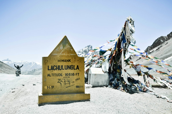 Col de Lachunglung La sur la route de Manali à Leh en Royal Enfield – Voyage moto au coeur du Ladakh, Inde, Himalaya Col de Lachunglung La sur la route de Manali à Leh en Royal Enfield - Voyage moto au coeur du Ladakh, Inde, Himalaya