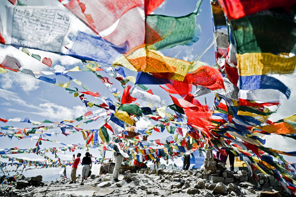 Drapeaux à prières au Kardung La – Royal Enfield dans la vallée de la Nubra – Voyage moto au coeur du Ladakh, Inde, Himalaya Drapeaux à prières au Kardung La - Royal Enfield dans la vallée de la Nubra - Voyage moto au coeur du Ladakh, Inde, Himalaya