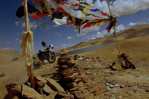 Royal Enfield et drapeau à prière au lac Tsomoriri – Voyage à moto Transhimalayenne et Ladakh, Inde, Himalaya Royal Enfield et drapeau à prière au lac Tsomoriri - Voyage à moto Transhimalayenne et Ladakh, Inde, Himalaya