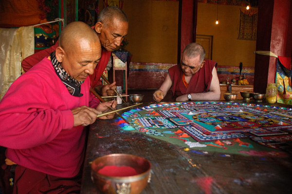 Moines bouddhistes réalisant un mandala au monastère de Diskit – Voyage moto au coeur du Ladakh, Inde, Himalaya Moines bouddhistes réalisant un mandala au monastère de Diskit - Voyage moto au coeur du Ladakh, Inde, Himalaya
