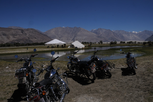 Royal Enfield dans la vallée de la Nubra – Voyage moto au coeur du Ladakh, Inde, Himalaya Royal Enfield dans la vallée de la Nubra - Voyage moto au coeur du Ladakh, Inde, Himalaya