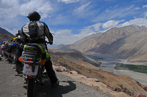 Royal Enfield dans la vallée de la Nubra – Voyage moto au coeur du Ladakh, Inde, Himalaya Royal Enfield dans la vallée de la Nubra - Voyage moto au coeur du Ladakh, Inde, Himalaya