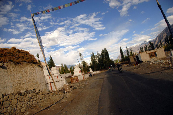 Royal Enfield dans la vallée de la Nubra – Voyage moto au coeur du Ladakh, Inde, Himalaya Royal Enfield dans la vallée de la Nubra - Voyage moto au coeur du Ladakh, Inde, Himalaya