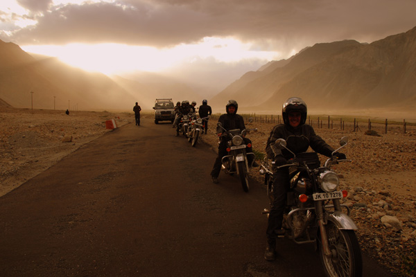Montée du col de Rothang la sous la neige – Voyage à moto Transhimalayenne et Ladakh, Inde, Himalaya Montée du col de Rothang la sous la neige - Voyage à moto Transhimalayenne et Ladakh, Inde, Himalaya