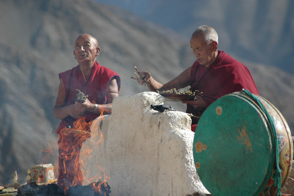 Prière des moines bouddhistes au monastère de Temisgam – Voyage à moto Transhimalayenne et Ladakh, Inde, Himalaya Prière des moines bouddhistes au monastère de Temisgam - Voyage à moto Transhimalayenne et Ladakh, Inde, Himalaya