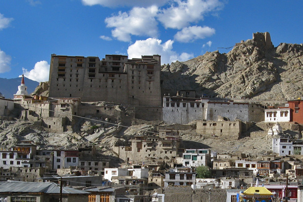 voyage-moto-inde-ladakh-leh-palais-royal Palais Royal de la ville de Leh, capitale du Ladakh - Voyage à moto Transhimalayenne et Ladakh, Inde, Himalaya