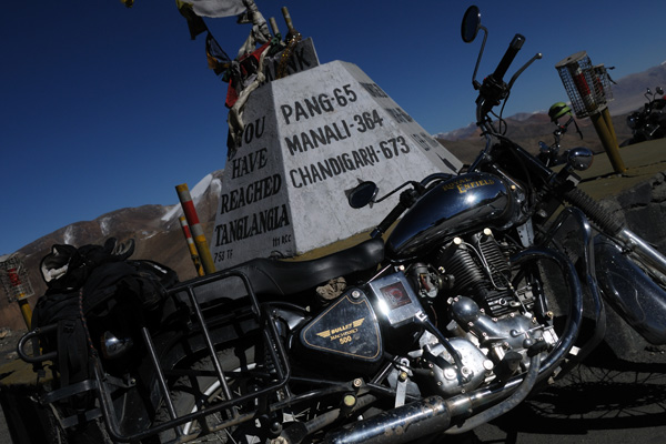 Royal Enfield au col du Tanglang La sur la route Manali – Leh – Voyage moto au coeur du Ladakh, Inde, Himalaya Royal Enfield au col du Tanglang La sur la route Manali - Leh - Voyage moto au coeur du Ladakh, Inde, Himalaya