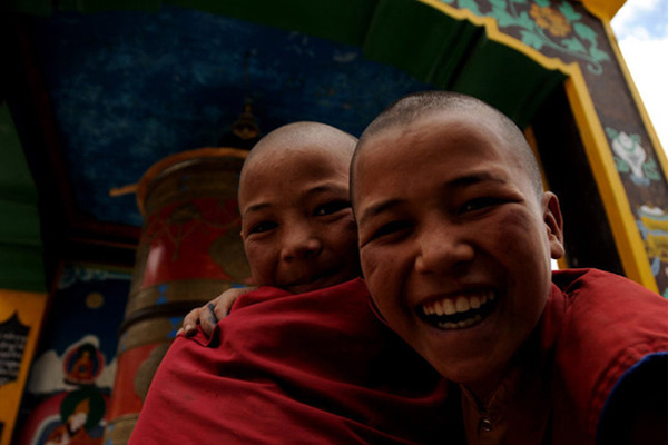 Moines au monastère de Rizong – Voyage à moto Transhimalayenne et Ladakh, Inde, Himalaya Moines au monastère de Rizong - Voyage à moto Transhimalayenne et Ladakh, Inde, Himalaya